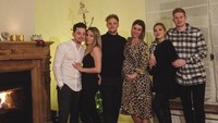 Sementara Kevin de Bruyne tak terlihat merayakan malam tahun baru dengan terlalu mewah. Gelandang Manchester City ini tampil santai bersama pasangan dan rekan-rekannya. (Foto: Instagram @kevindebruyne)