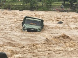 Truk Terseret Air Bah di Padang