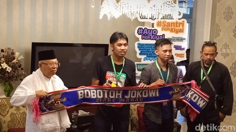 Rombongan Bersyal Bobotoh Jokowi Sambangi Rumah Maruf Amin