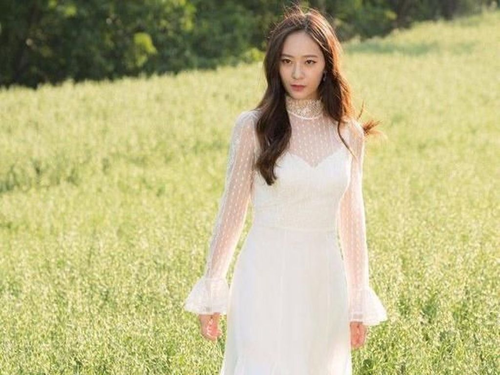 Krystal f(x) Dikabarkan Berada di Rumah Duka Sulli Selama 3 Hari Krystal f(x) Dikabarkan Berada di Rumah Duka Sulli Selama 3 Hari