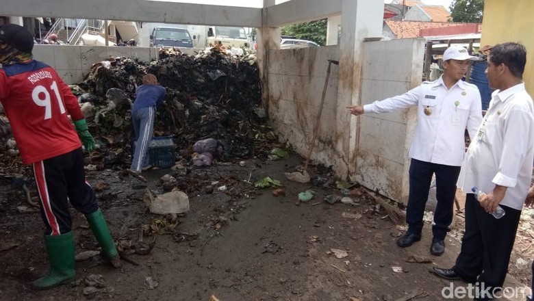 Sampah Pasar Tak Diambil Saat Liburan, Bupati Batang Marah