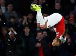 Aubameyang melakukan selebrasi khasnya, yakni bersalto. Kemenangan 4-1 Arsenal atas Fulham bertahan hingga laga tuntas. (Foto: Eddie Keogh/Reuters)