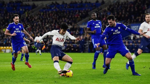 Son Heung-min bawa Tottenham unggul 3-0 atas Cardiff di babak pertama.