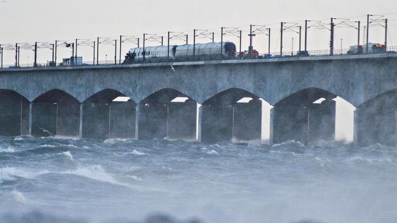 6 Orang Tewas Akibat Kecelakaan Kereta di Jembatan Denmark