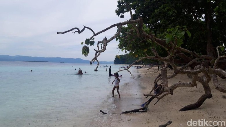 Pantai Akipai di Ambon (Muslimin Abbas/detikTravel)
