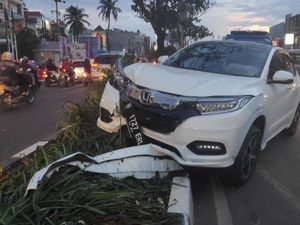Mobil SUV Tabrak Tiang di Pembatas Jalan di Depok, Lalin Macet