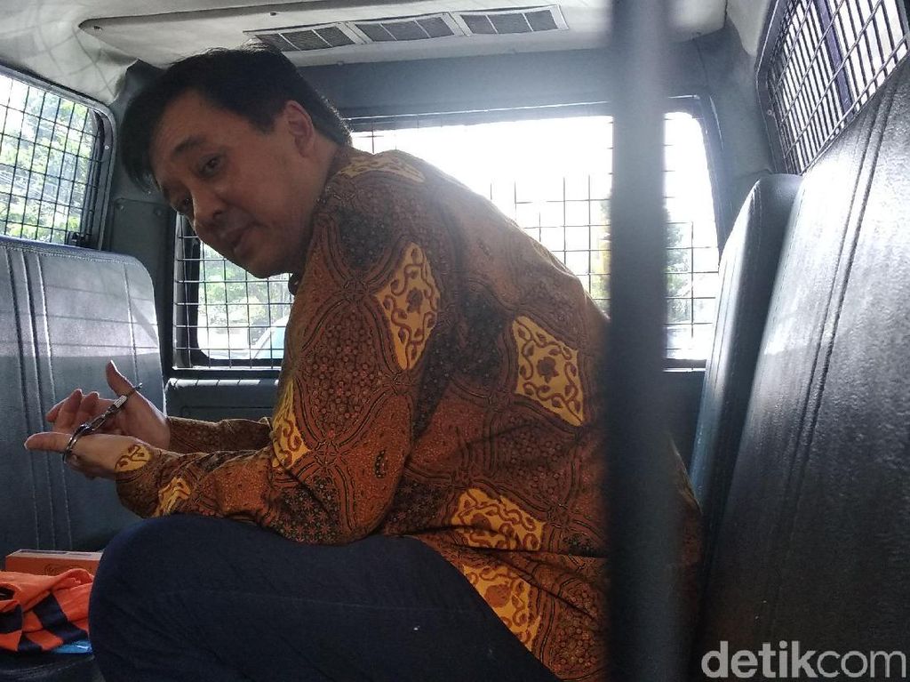 Terdakwa Sidang Kasus Suap Meikarta di Bandung Diborgol Jempol