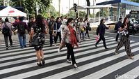 Potret Kesibukan Warga Jakarta Usai Libur Akhir Tahun