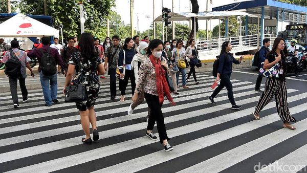 Potret Kesibukan Warga Jakarta Usai Libur Akhir Tahun