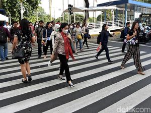 Potret Kesibukan Warga Jakarta Usai Libur Akhir Tahun