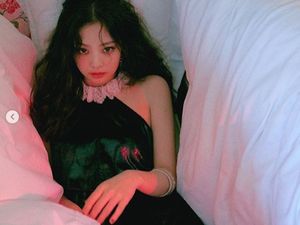 Selebriti K-Pop Kenang Karya-karya Karl Lagerfeld Selebriti K-Pop Kenang Karya-karya Karl Lagerfeld
