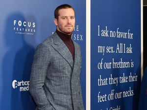 Armie Hammer Bantah Lakuin Kanibalisme dan Suka Minum Darah Armie Hammer Bantah Lakuin Kanibalisme dan Suka Minum Darah
