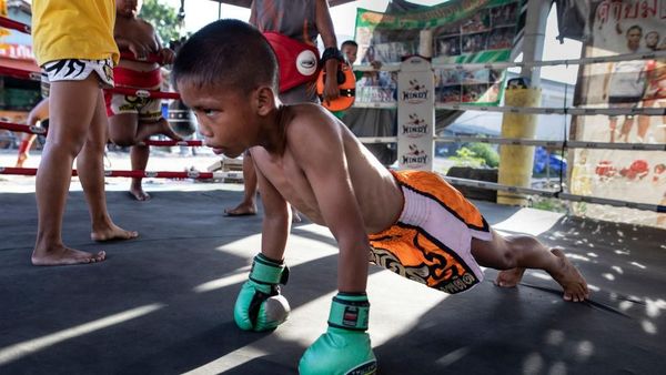 Kerasnya Latihan Fisik Petarung Muay Thai Anak di Thailand