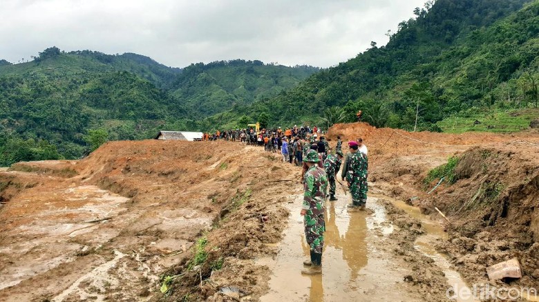 Hari Ketiga Longsor Kampung Adat, Posisi Rumah Tertimbun Ditandai