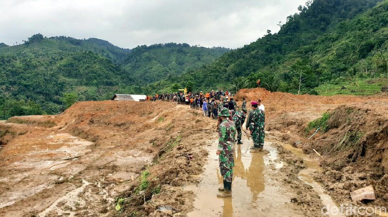 Hari Ketiga Longsor Kampung Adat, Posisi Rumah Tertimbun Ditandai Hari Ketiga Longsor Kampung Adat, Posisi Rumah Tertimbun Ditandai
