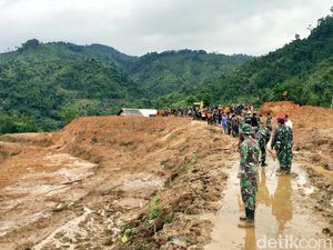 Hari Ketiga Longsor Kampung Adat, Posisi Rumah Tertimbun Ditandai