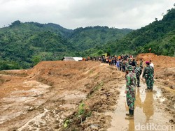 Hari Ketiga Longsor Kampung Adat, Posisi Rumah Tertimbun Ditandai
