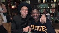 Bintang muda Paris Saint-Germain Kylian Mbappe melalui malam tahun baru dengan makan malan bersama kawan baiknya, Ousmane Dembele, yang merupakan pemain Barcelona. (Foto: Instagram @k.mbappe)