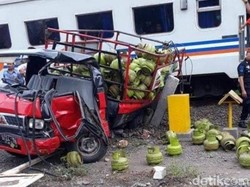 Pikap Muat Elpiji Hancur Ditabrak KA Tawang Alun, 1 Penumpang Tewas