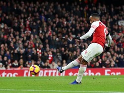 Lacazette kemudian menggandakan skor di menit ke-55. Ia memanfaatkan umpan Kolasinac di kotak penalti. (Foto: Justin Setterfield/Getty Images)