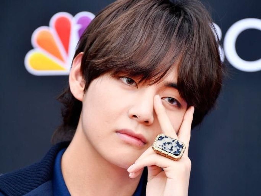 Penggemar Kagumi Foto-foto Jadul V BTS Saat SMA, Dibilang Lebih Ganteng Penggemar Kagumi Foto-foto Jadul V BTS Saat SMA, Dibilang Lebih Ganteng