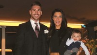 Sergio Ramos menikmati makan malam bersama keluarganya di malam tahun baru. Tetap terlihat resmi seperti saat malam Natal lalu. (Foto: Instagram @sergioramos)