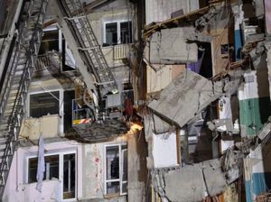 Aksi Tim Penyelamat Evakuasi Korban Ledakan Gas di Rusia