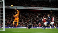 Dan gol keempat Arsenal dicetak Pierre-Emerick Aubameyang. Striker asal Gabon itu menendang bola yang melewati Rico. (Foto: John Sibley/Reuters)
