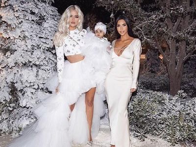 Dekorasi Pesta Natal Kim Kardashian Bikin Takjub, Ada Bukit Salju di Halaman