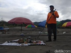 Libur Telah Usai, Sampah Menumpuk di Pantai Parangtritis Bantul