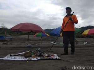 Libur Telah Usai, Sampah Menumpuk di Pantai Parangtritis Bantul Libur Telah Usai, Sampah Menumpuk di Pantai Parangtritis Bantul