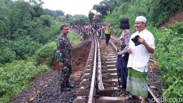 Ada Longsor, Kereta Sukabumi-Bogor Tak Beroperasi Ada Longsor, Kereta Sukabumi-Bogor Tak Beroperasi