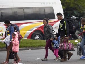 Uang Tak Laku, Warga Venezuela Beli BBM Pakai Rokok Uang Tak Laku, Warga Venezuela Beli BBM Pakai Rokok
