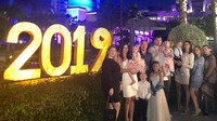 Tak cuma Ronaldo yang menikmati malam pergantian tahun di Dubai. Penyerang AS Roma Edin Dzeko juga membawa keluarganya ke negeri Timur Tengah tersebut, sekaligus berfoto di depan Burj Al Arab. (Foto: instagram @ed_dzeko)