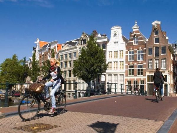 Foto: Belanda yang Bayar Orang Untuk Bersepeda