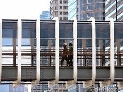 Anies Resmikan JPO di Sudirman Besok, Liftnya Masih Diproduksi