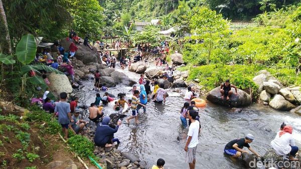 Foto: Asyiknya Main Basah-basahan di Ciamis