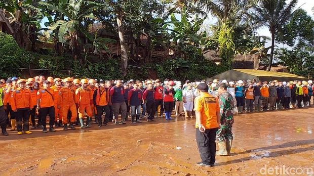 Hari Ketiga Longsor Kampung Adat, Posisi Rumah Tertimbun Ditandai