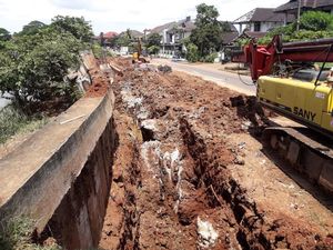 Sempat Ambles, Jalan Express Raya Bekasi Mulai Diperbaiki