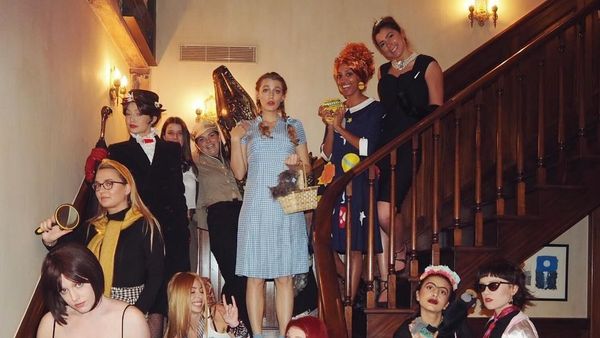 Rayakan Tahun Baru, Begini Serunya Taylor Swift CS Gelar Pesta Kostum