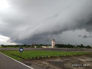 Video Awan Berombak di Langit Makassar yang Mirip Tsunami