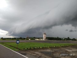Awan Hitam Berbentuk Ombak di Sulsel Sempat Ganggu Penerbangan