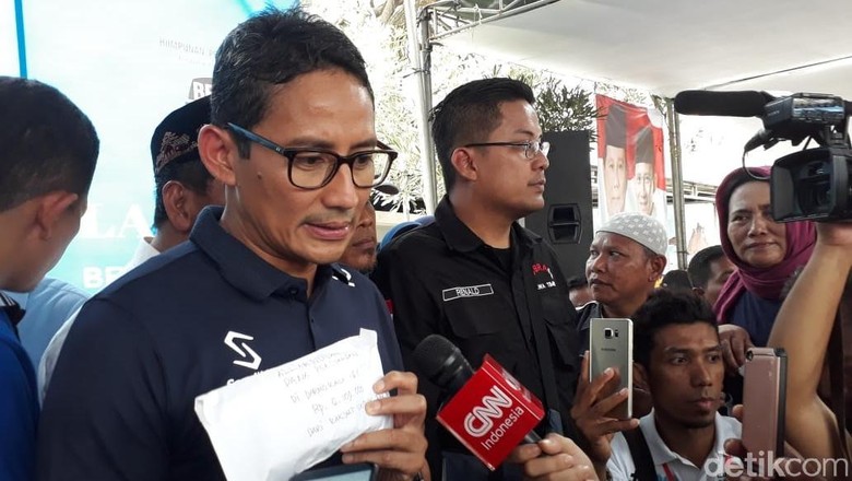 Sandi Disawer Pendukungnya di Surabaya Rp 6,1 Juta Sandi Disawer Pendukungnya di Surabaya Rp 6,1 Juta