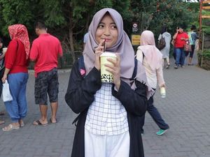 Begini Gaya Kocak Komedian Arafah Rianti Saat Ngemil Jajanan Enak