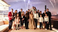 Cristiano Ronaldo menikmati malam tahun baru bersama keluarganya di Dubai. Tampak Burj Al Arab sebagai latar belakang foto mereka. (Foto: Instagram @cristiano)