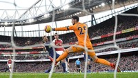 Xhaka membuka keunggulan di menit ke-25. Sontekannya memanfaatkan umpan Alex Iwobi membuat bola masuk ke gawang Fulham yang dijaga Sergio Rico. (Foto: Justin Setterfield/Getty Images)