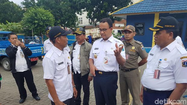 Anies Cek Kali Item yang Sempat Muncul Busa Tebal