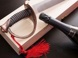 Wah, Pria Ini Berhasil Buka 38 Botol Champagne Dalam Semenit!