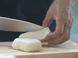 Keren! Chef China Ini Mampu Iris Tahu Setipis Benang