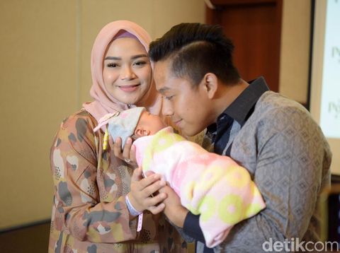 Sheza Idris melahirkan anak pertama/